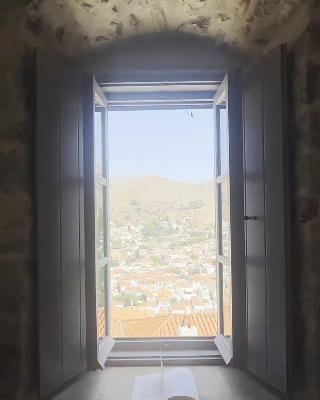 Hydra in motion · A summer story