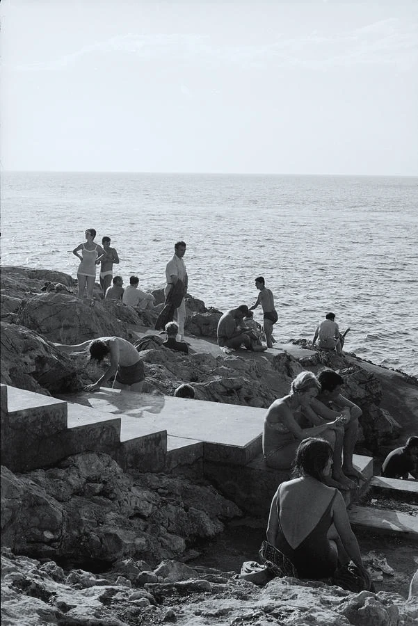 Archival black and white photograph of swimmers on the Hydra rocks